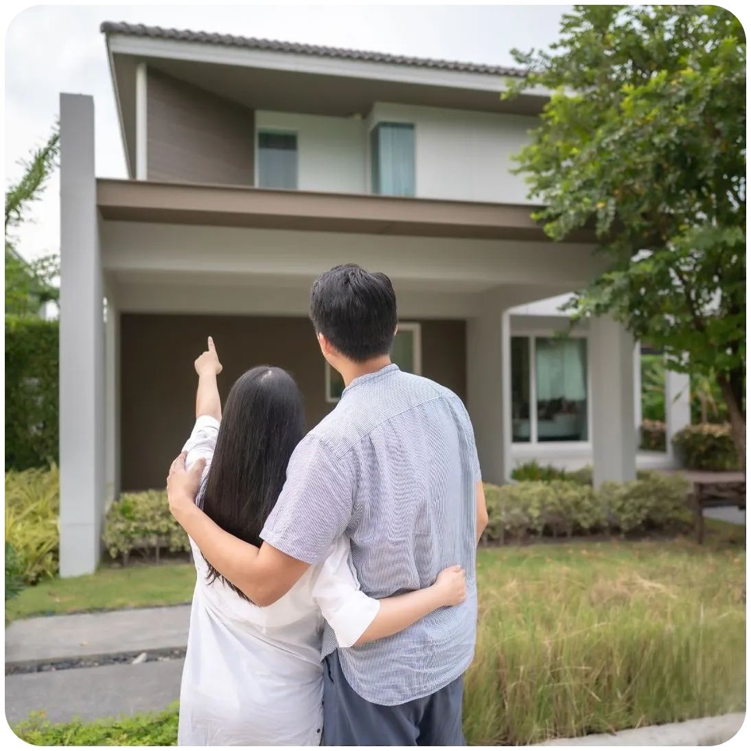 Familia frente a su nuevo hogar